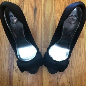 Black dress heels with bow!